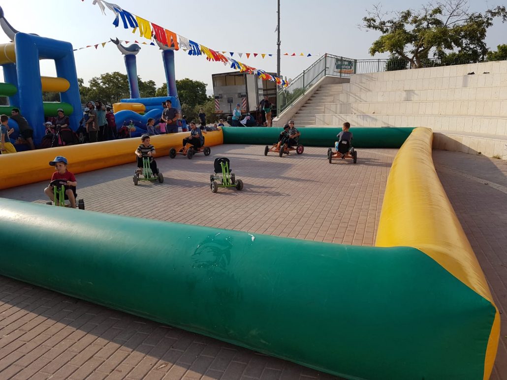 מתנפחים לילדים - מסלול קארטינג מתנפח